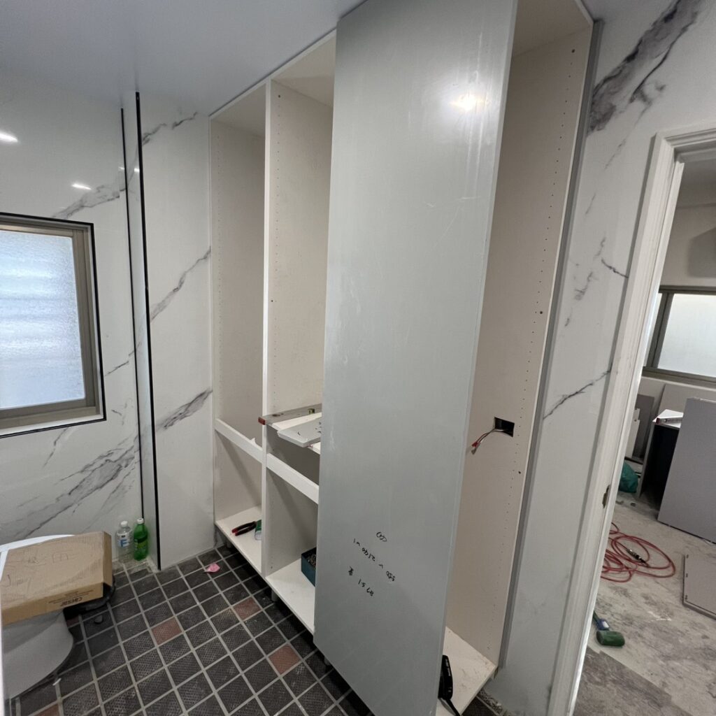 永和案施工中，衛浴系統櫃安裝，牆面配線點位對齊設備位置
